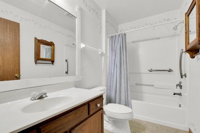 210 W Oak Leaf DRIVE #2, Oak Creek, WI 53154