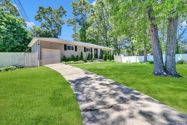 9 Taft Court, Deer Park, NY 11729