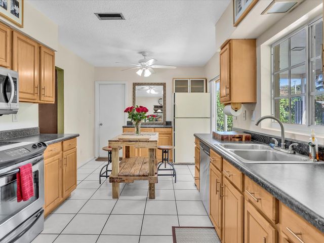 9603 NW 73rd Street, Tamarac, FL 33321