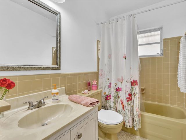 9603 NW 73rd Street, Tamarac, FL 33321