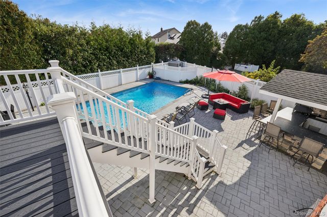 33 Sherwood Drive, Bethpage, NY 11714