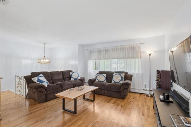 33 Sherwood Drive, Bethpage, NY 11714