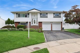 33 Sherwood Drive, Bethpage, NY 11714