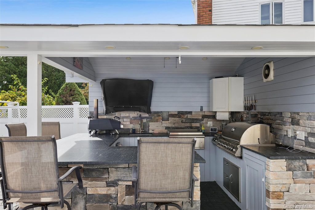 33 Sherwood Drive, Bethpage, NY 11714 — photo 2