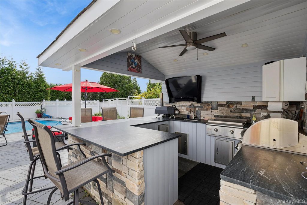 33 Sherwood Drive, Bethpage, NY 11714 — photo 3