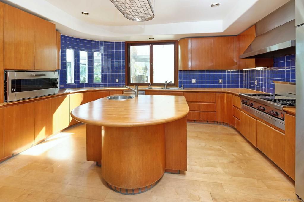 Image 10 of property listing at 2320 Camino del Collado, La Jolla, CA 92037