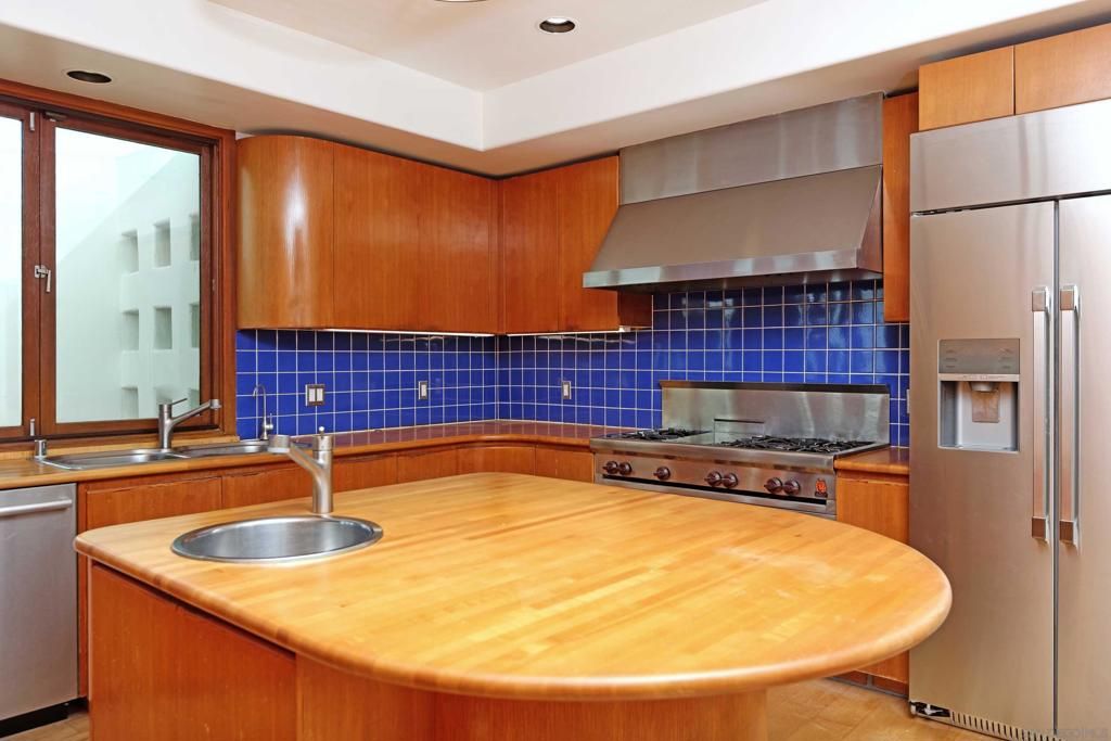 Image 11 of property listing at 2320 Camino del Collado, La Jolla, CA 92037