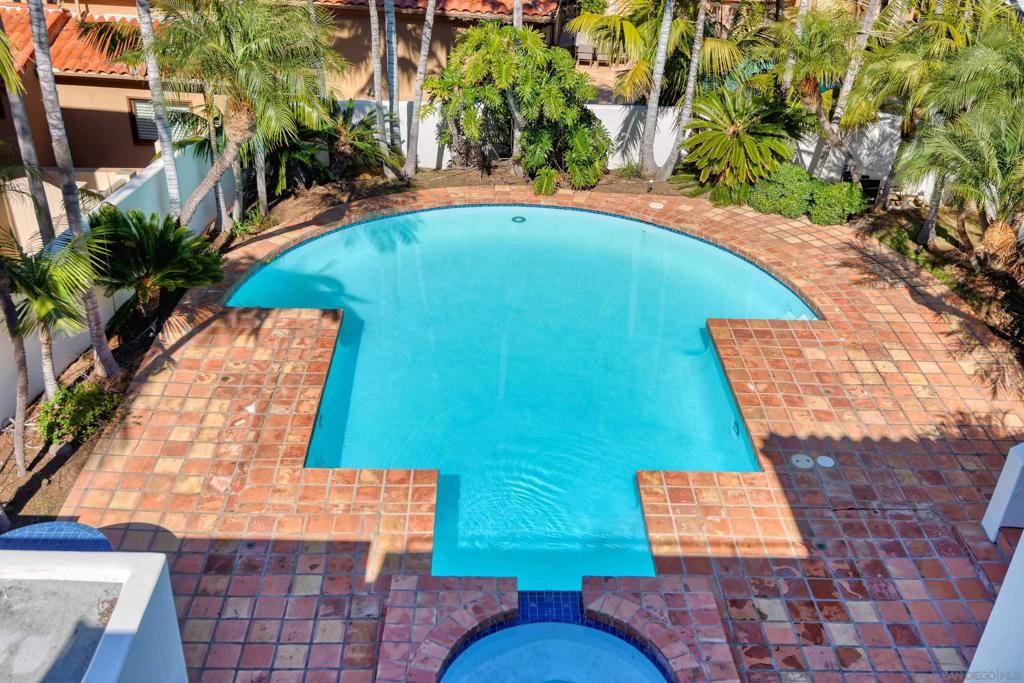 Image 4 of property listing at 2320 Camino del Collado, La Jolla, CA 92037