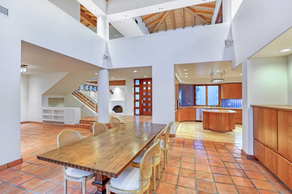 Image 8 of property listing at 2320 Camino del Collado, La Jolla, CA 92037