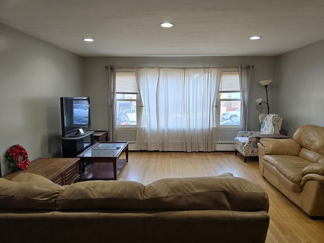 6540 N Sacramento Avenue, Chicago, IL 60659