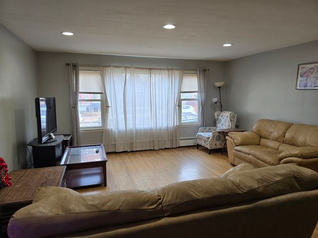 6540 N Sacramento Avenue, Chicago, IL 60659