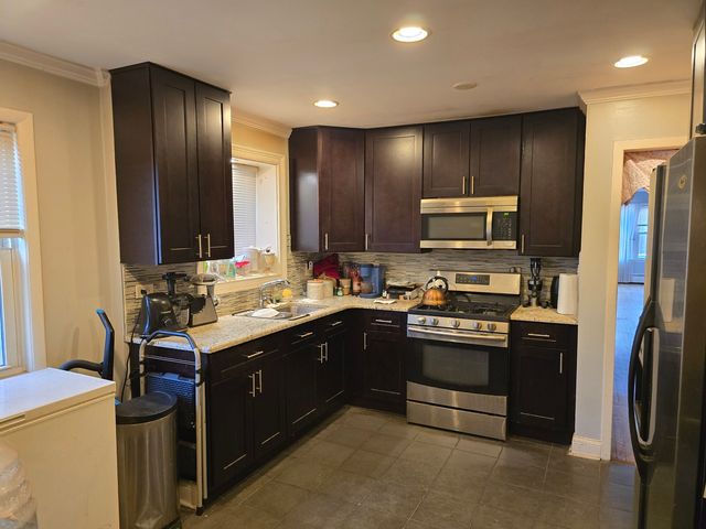 6540 N Sacramento Avenue, Chicago, IL 60659