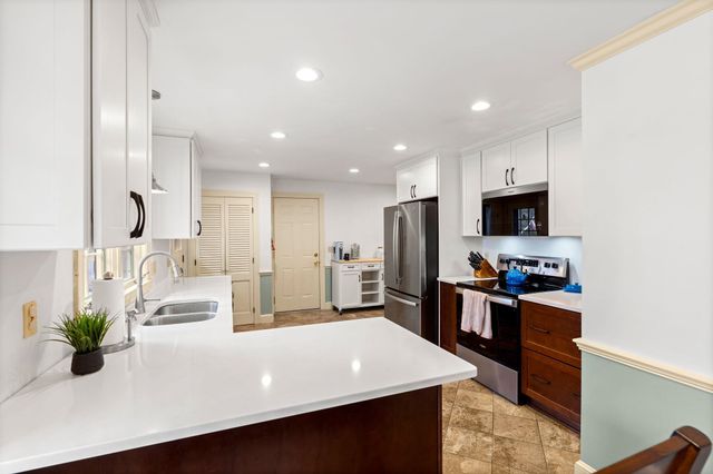 25 West Drive, Bedford, NH 03110