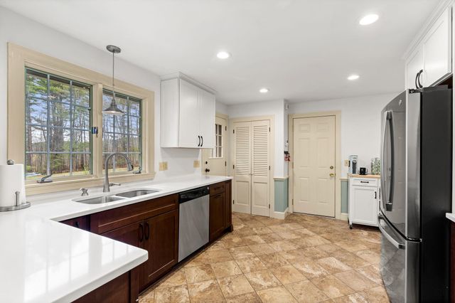 25 West Drive, Bedford, NH 03110