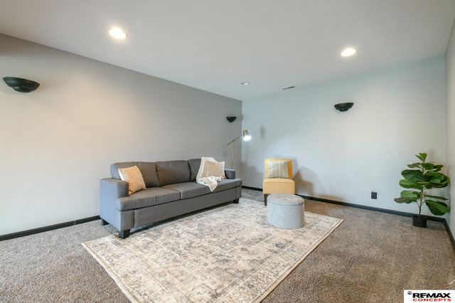 11209 Black Street, Omaha, NE 68142