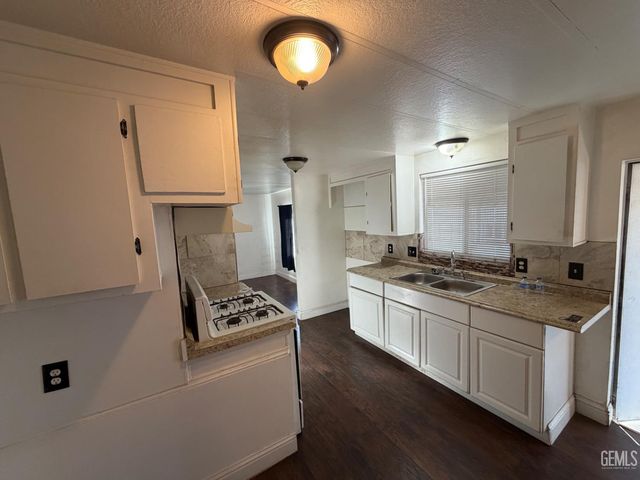 6204 Dennen Street, Bakersfield, CA 93313