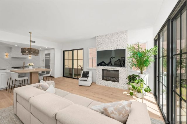 2742 Laning, San Diego, CA 92106