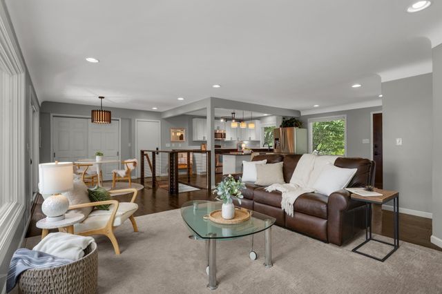 2884 W Owasso Boulevard, Roseville, MN 55113