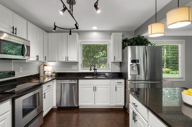 2884 W Owasso Boulevard, Roseville, MN 55113
