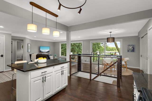 2884 W Owasso Boulevard, Roseville, MN 55113