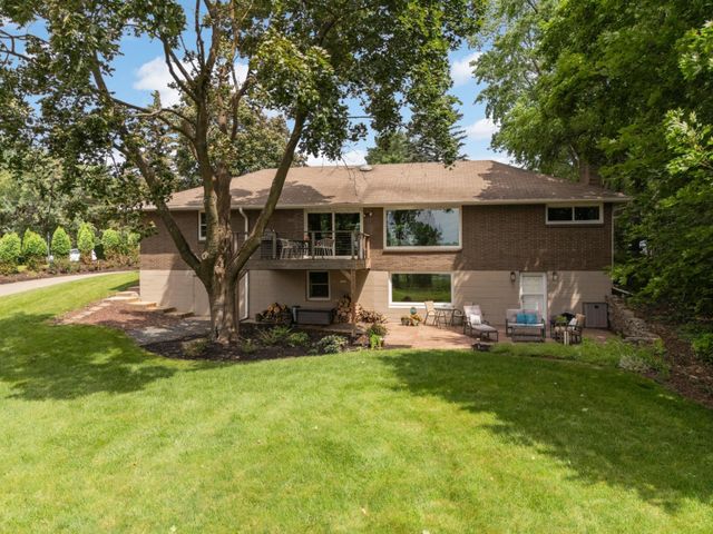 2884 W Owasso Boulevard, Roseville, MN 55113