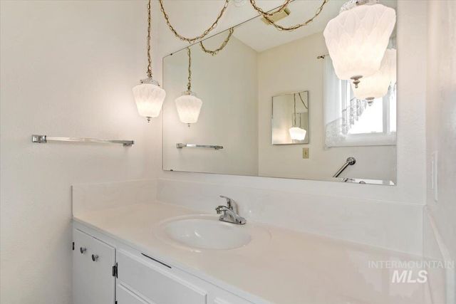 915 Winther Blvd, Nampa, ID 83651