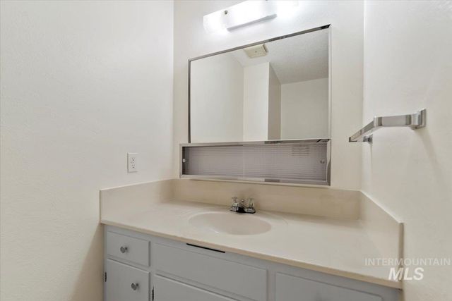 915 Winther Blvd, Nampa, ID 83651