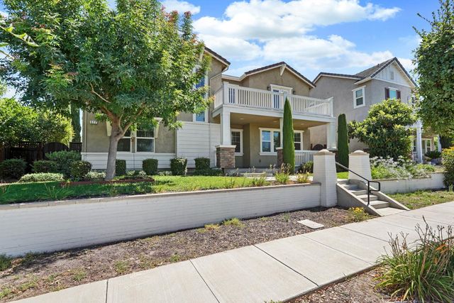 577 Lakeside Dr, Lathrop, CA 95330
