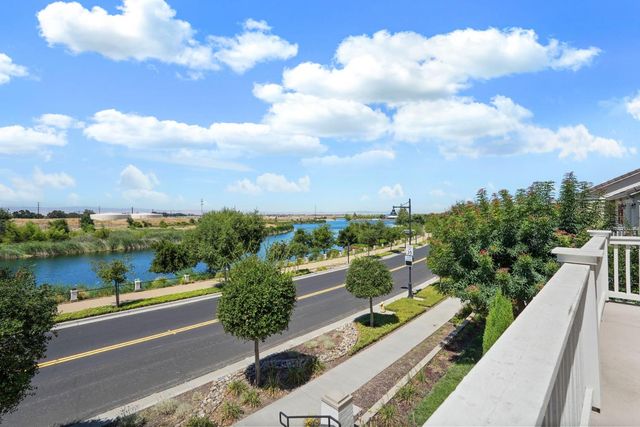 577 Lakeside Dr, Lathrop, CA 95330