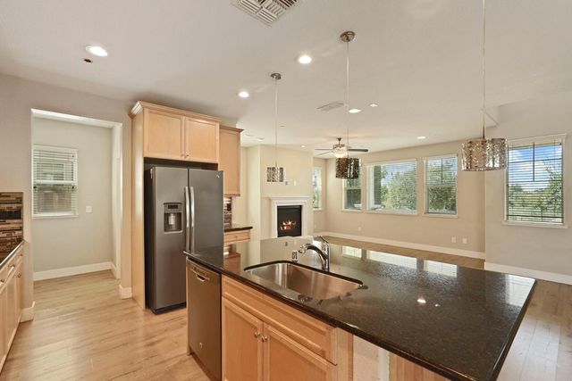 577 Lakeside Dr, Lathrop, CA 95330