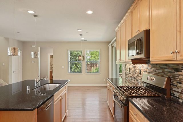 577 Lakeside Dr, Lathrop, CA 95330