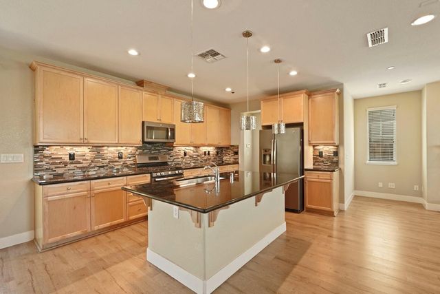 577 Lakeside Dr, Lathrop, CA 95330