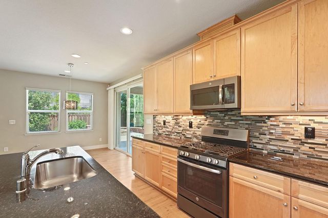 577 Lakeside Dr, Lathrop, CA 95330