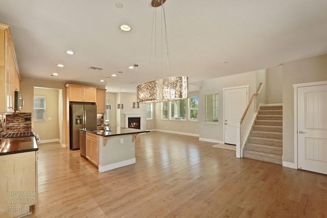 577 Lakeside Dr, Lathrop, CA 95330