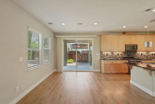 577 Lakeside Dr, Lathrop, CA 95330