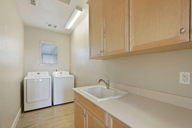 577 Lakeside Dr, Lathrop, CA 95330