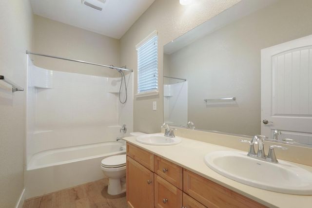 577 Lakeside Dr, Lathrop, CA 95330
