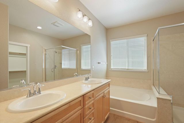 577 Lakeside Dr, Lathrop, CA 95330