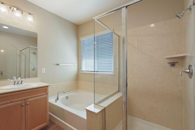 577 Lakeside Dr, Lathrop, CA 95330