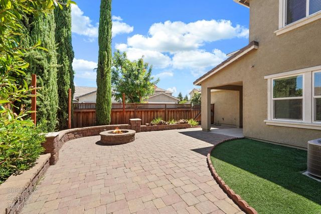 577 Lakeside Dr, Lathrop, CA 95330