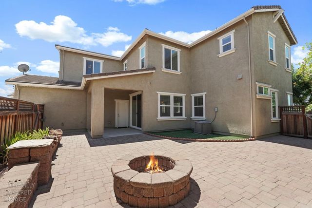 577 Lakeside Dr, Lathrop, CA 95330