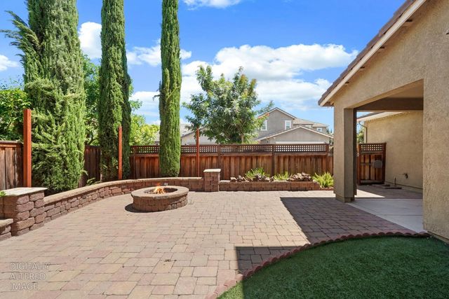 577 Lakeside Dr, Lathrop, CA 95330