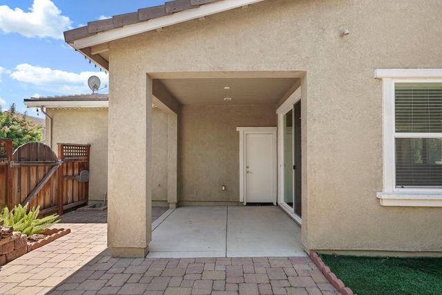 577 Lakeside Dr, Lathrop, CA 95330
