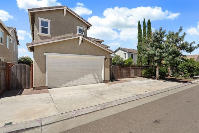 577 Lakeside Dr, Lathrop, CA 95330