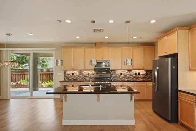 577 Lakeside Dr, Lathrop, CA 95330