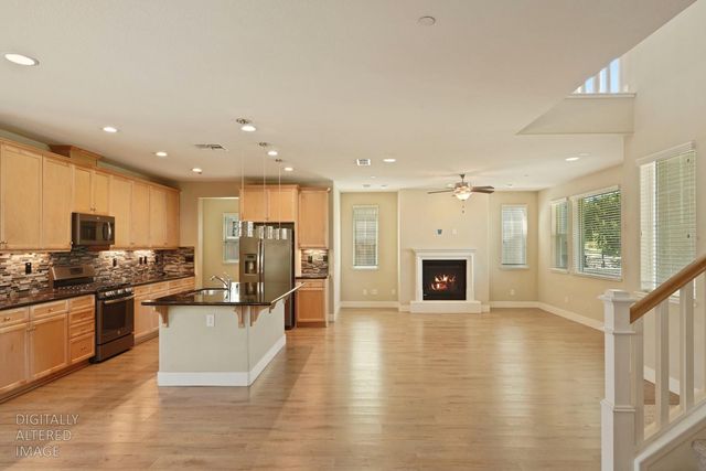 577 Lakeside Dr, Lathrop, CA 95330