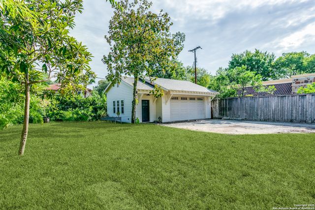 251 Primera, Olmos Park, TX 78212