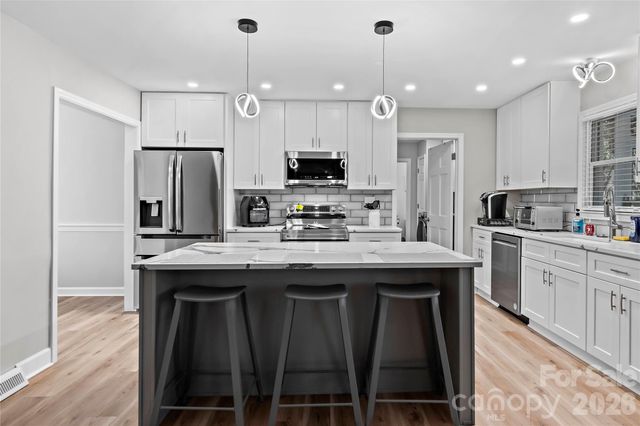 6732 Rollingwood Drive, Clemmons, NC 27012