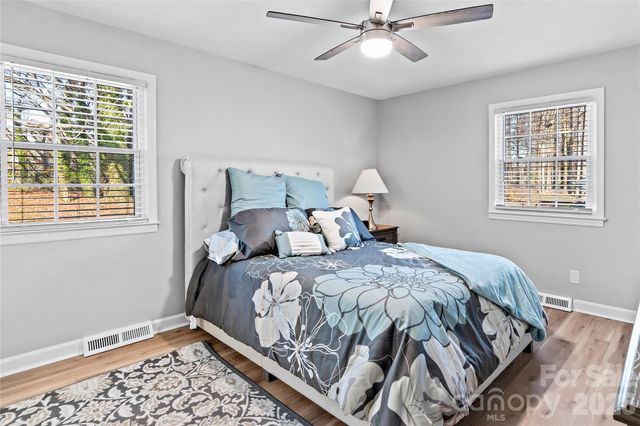 6732 Rollingwood Drive, Clemmons, NC 27012