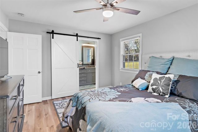 6732 Rollingwood Drive, Clemmons, NC 27012